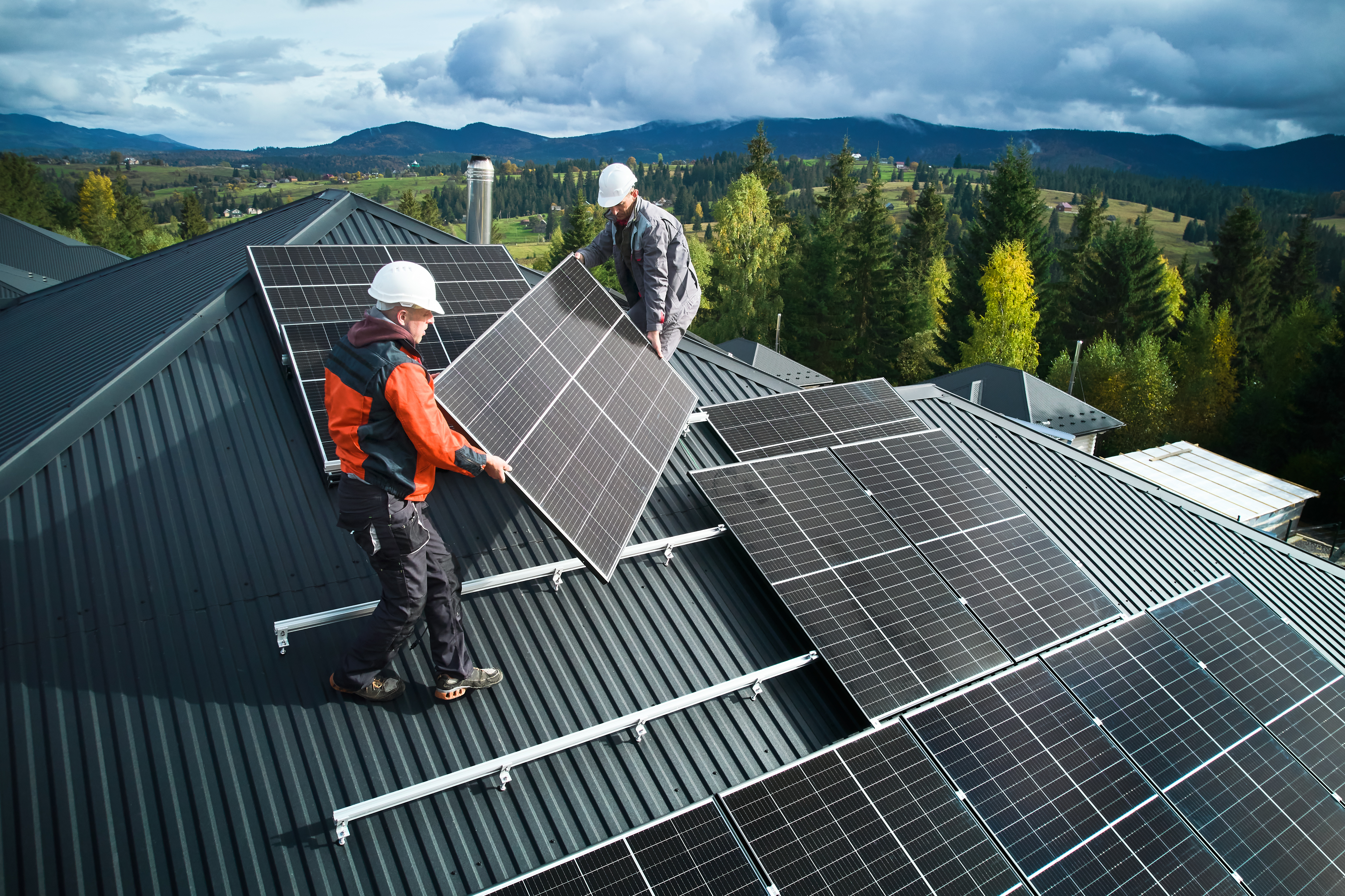 Installateur de panneaux solaires sur une maison 